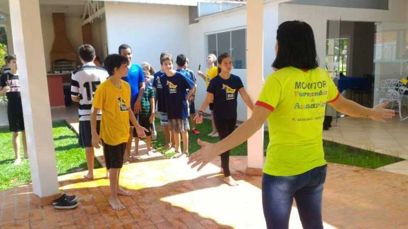 recreação com apresentação de mágico